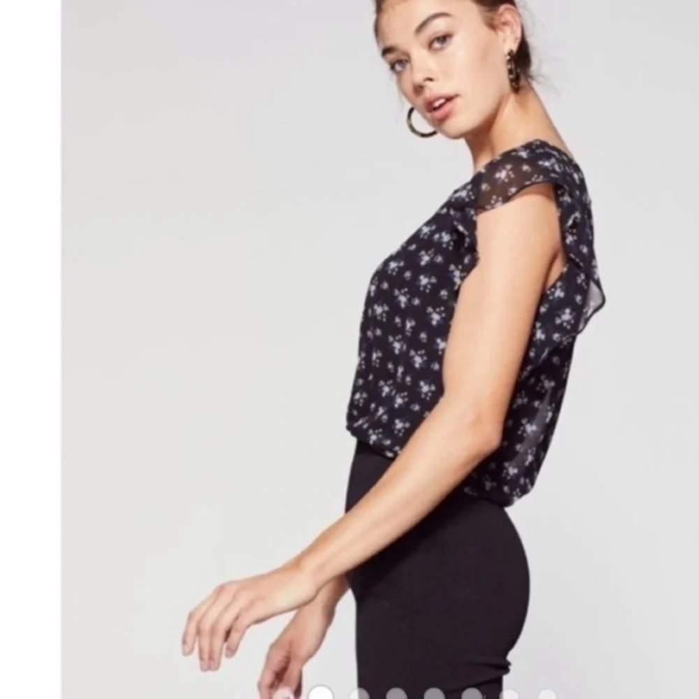 NWT Vince Camuto Floral Flutter Sleeve Blouse S - Picture 6 of 6